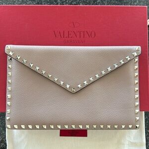 VALENTINO Garavini Large Flat Pouch. Taupe leather with gold tone rock studs. ⭐️